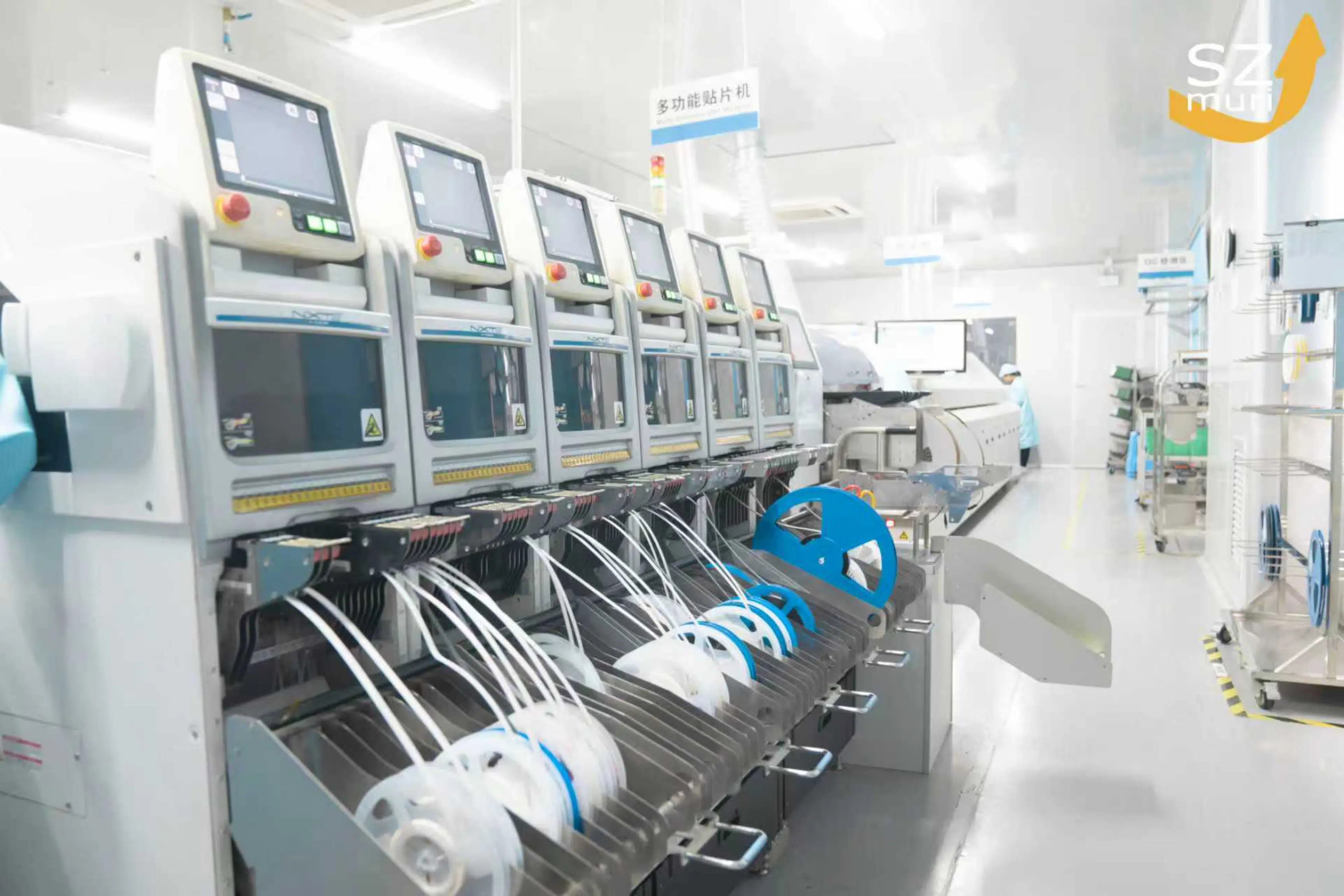 Mehrere blickleere Maschinen mit Anzeigen in weißem Laborraum und blauen Details